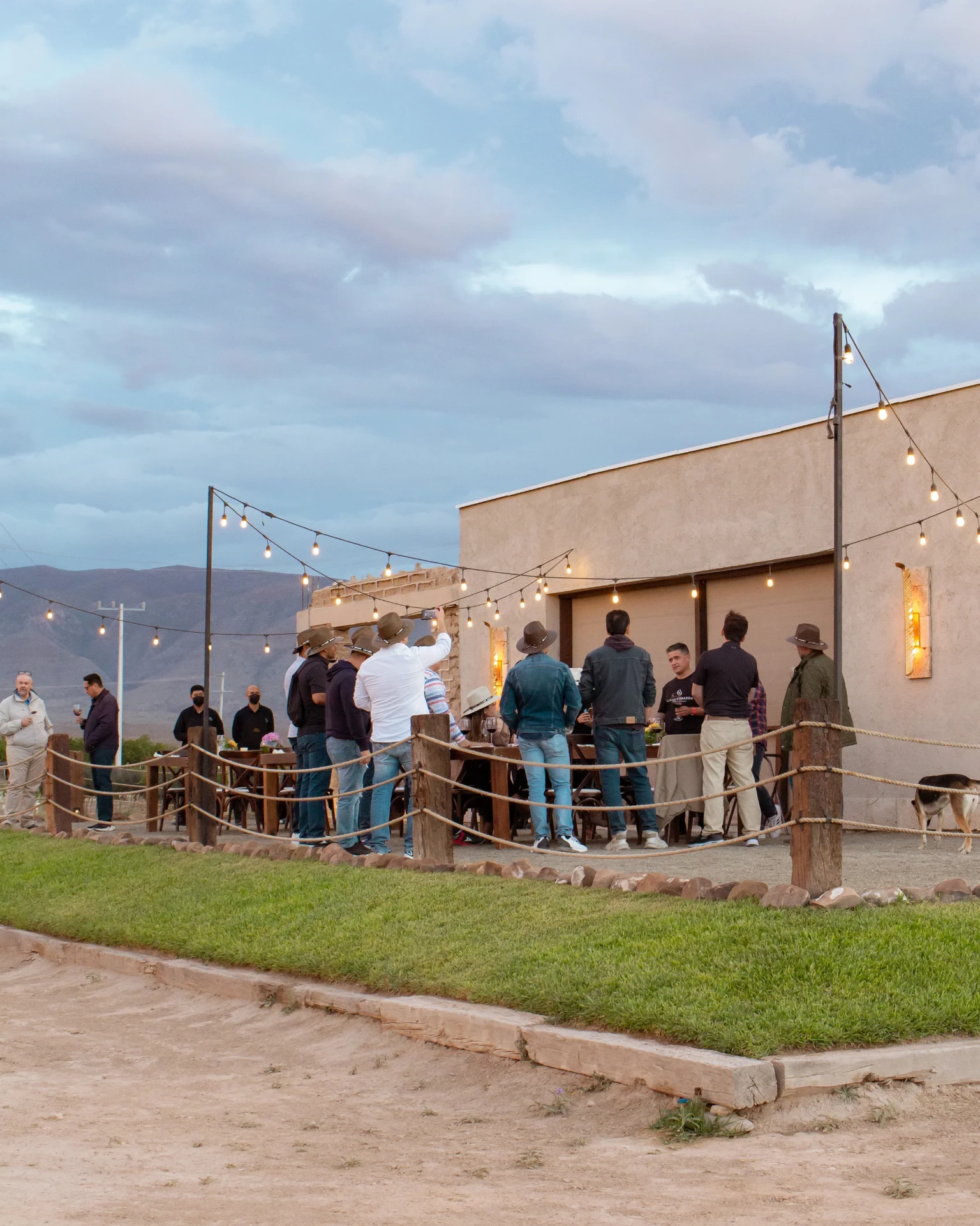 Terraza de Camino Corazón al atardecer